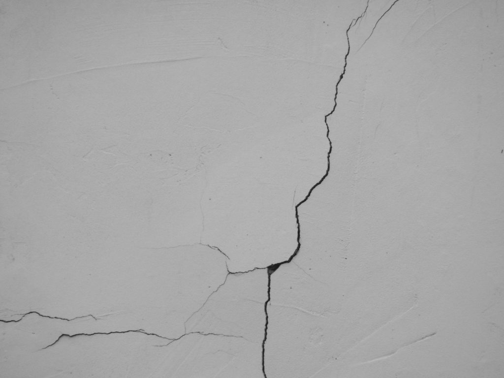 Ein Riss in der Seite einer weißen Wand